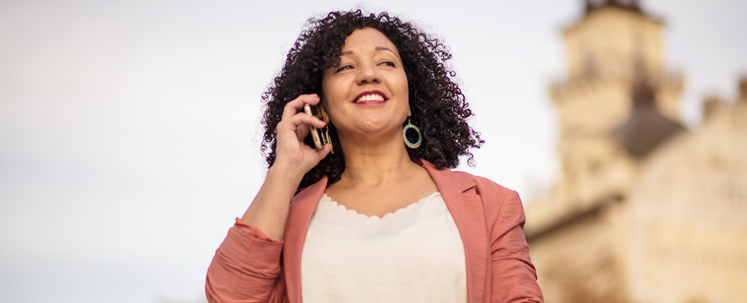 mulher sorrindo falando no celular