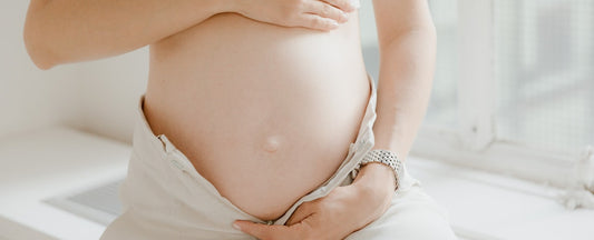 mulher gestante segurando a barriga