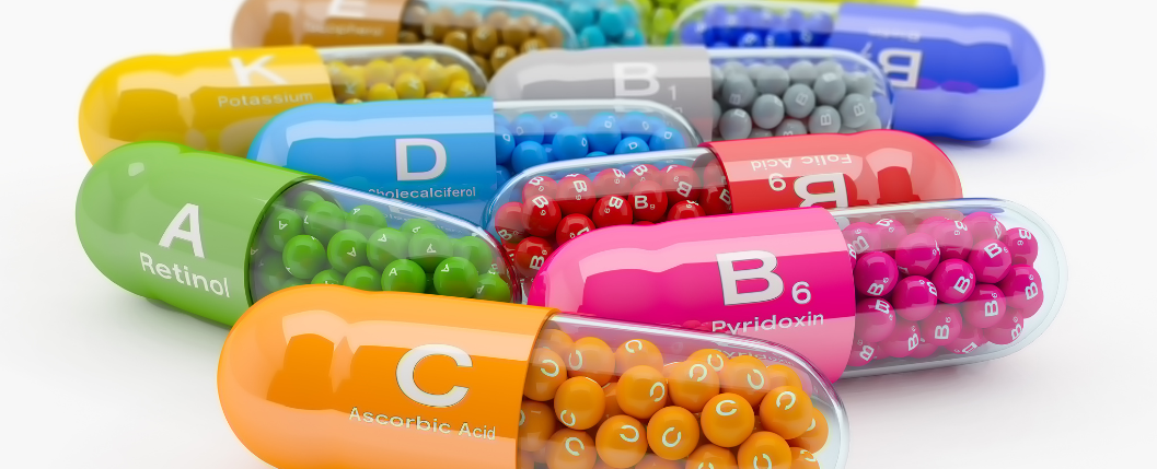 Diversas cápsulas de remédios de diferentes cores