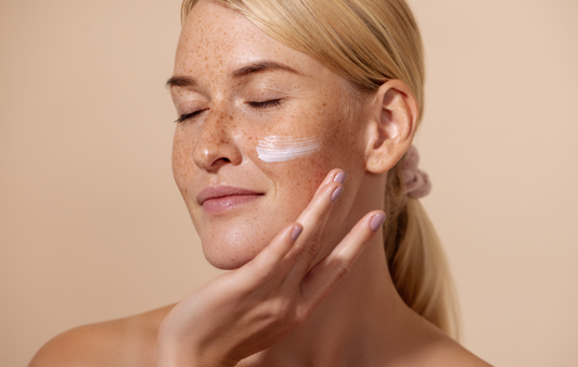 Mulher passando produto de skincare no rosto