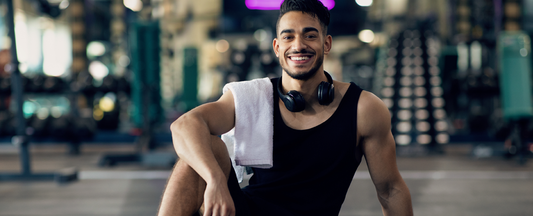 homem com fone no pescoço na academia 