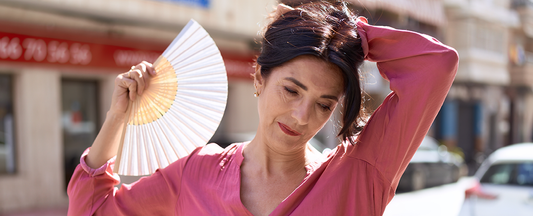 Mulher sofrendo com os calores da menopausa