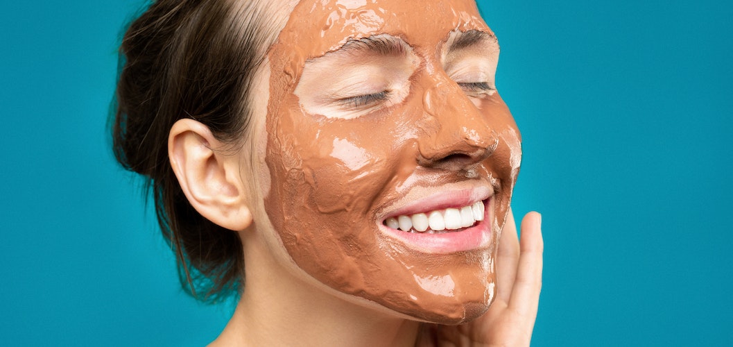 mulher fazendo skincare com máscara de lama