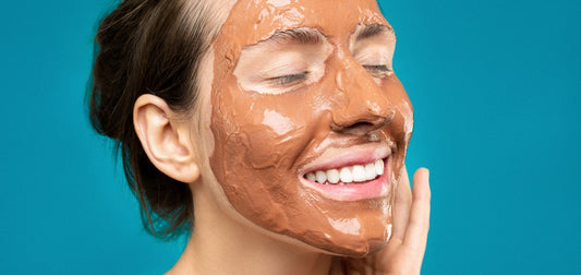 mulher fazendo skincare com máscara de lama